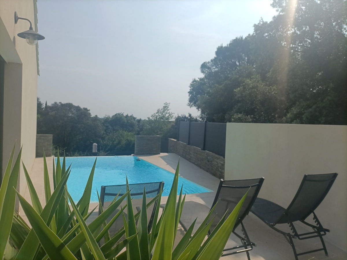 Jolie villa dans la garrigue avec piscine