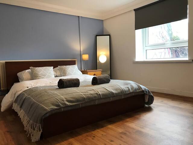 在爱彼迎查找Farfetched Birthday Bash附近的房