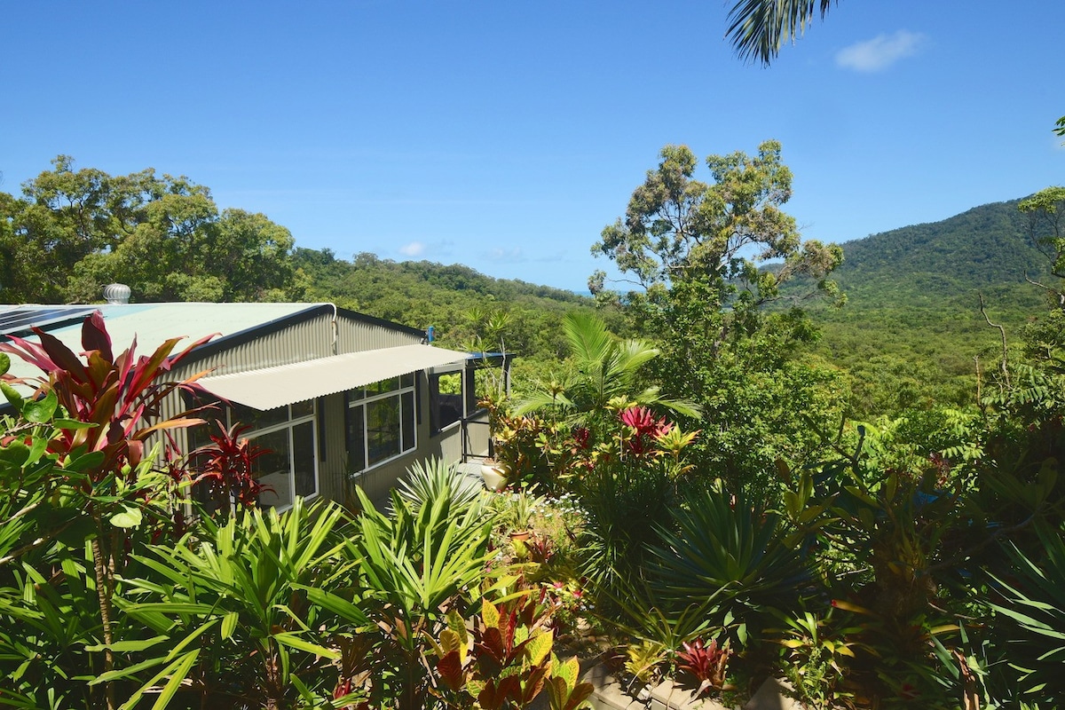 Cow Bay Hilltop Escape