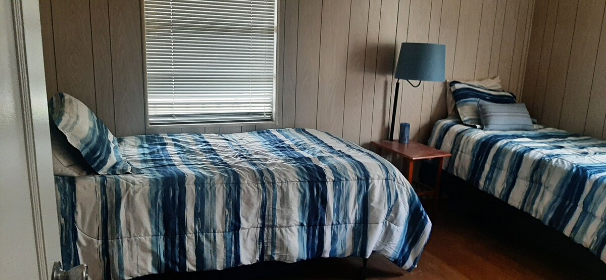 在闲置的房间里睡8张折叠沙发