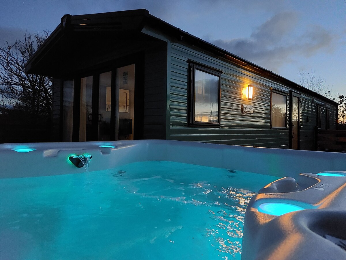 Three Spaniels' holiday lodge with hot tub