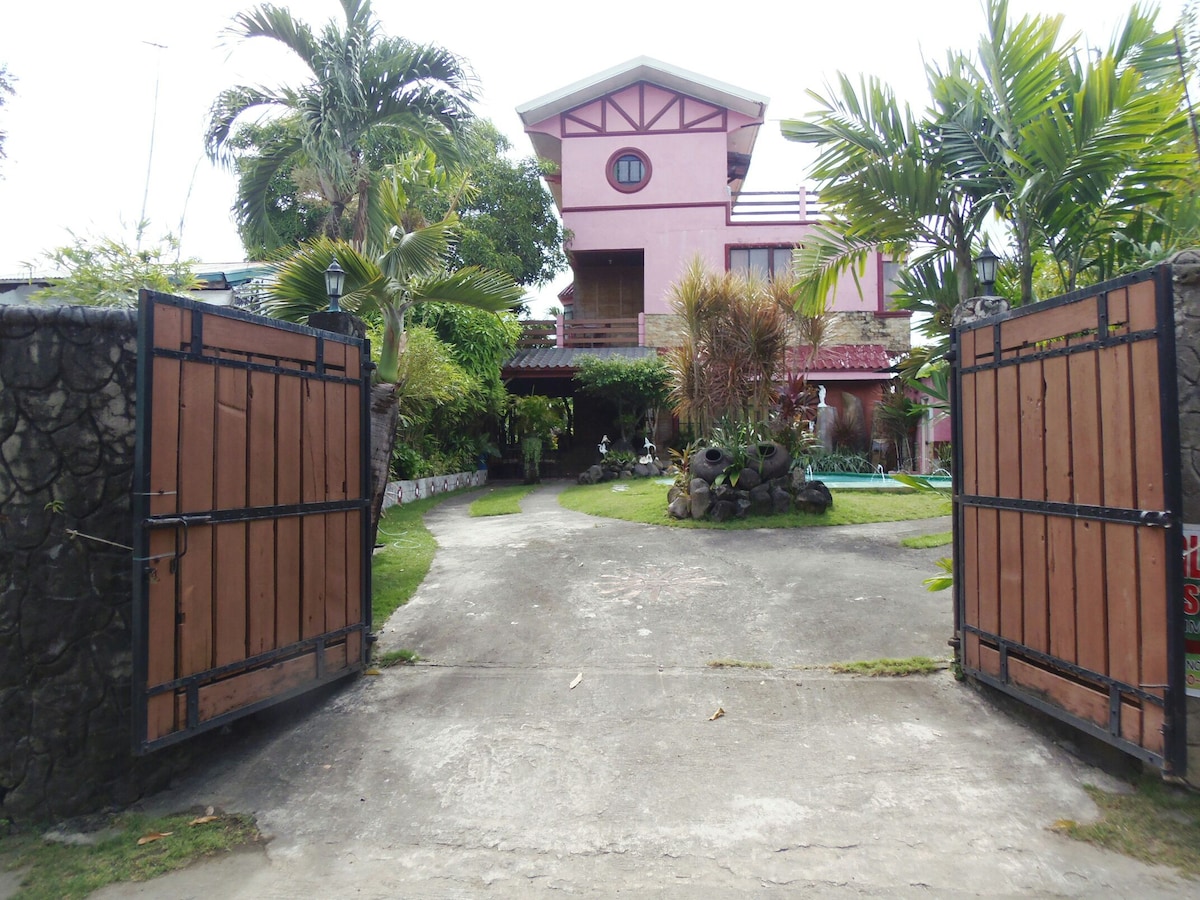 Eagle's Nest Matabungkay Private Home/Pool w SOLAR