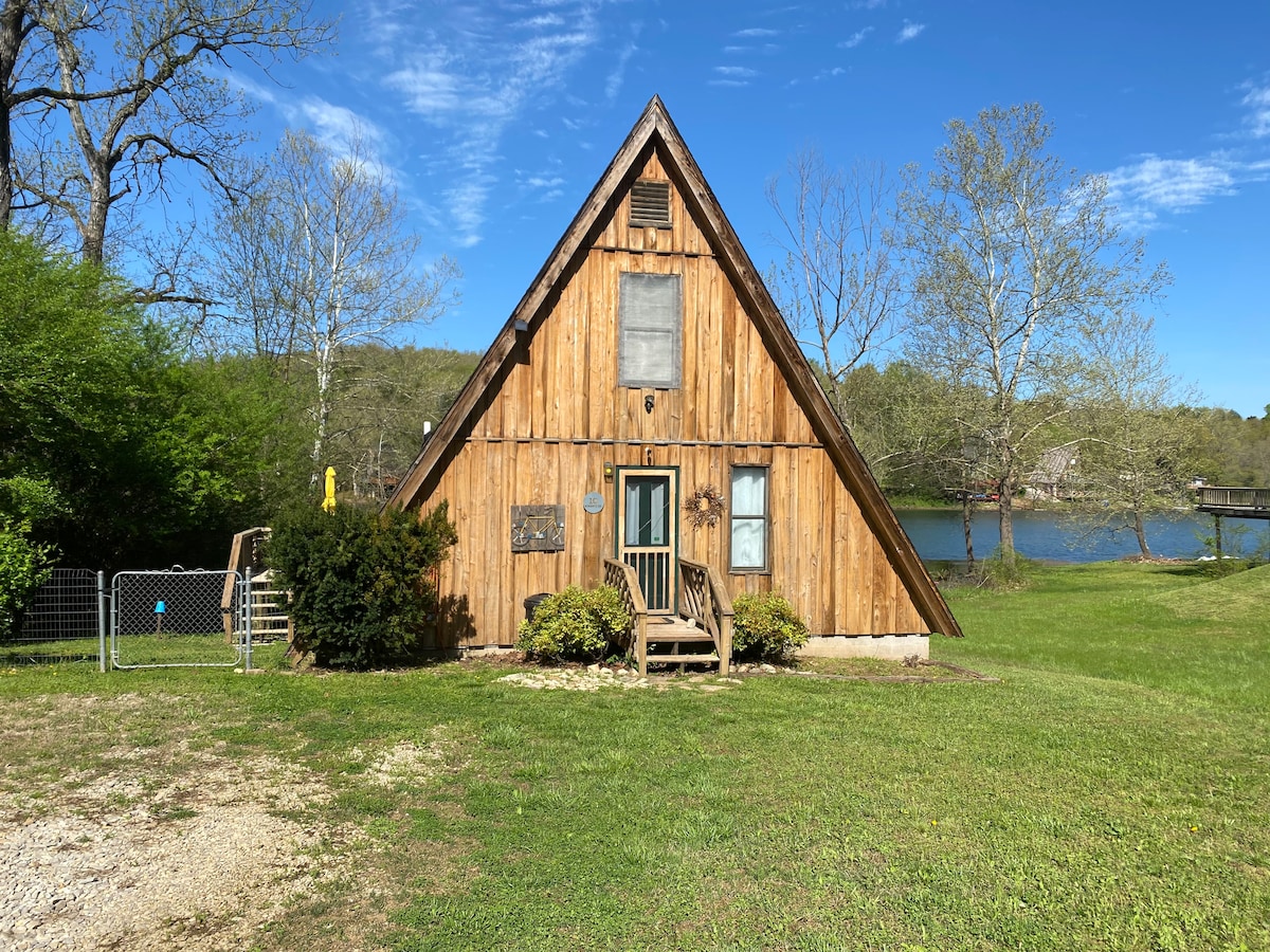 Hardy Lakefront Aframe Cabin + Kayak (1 pet ok)