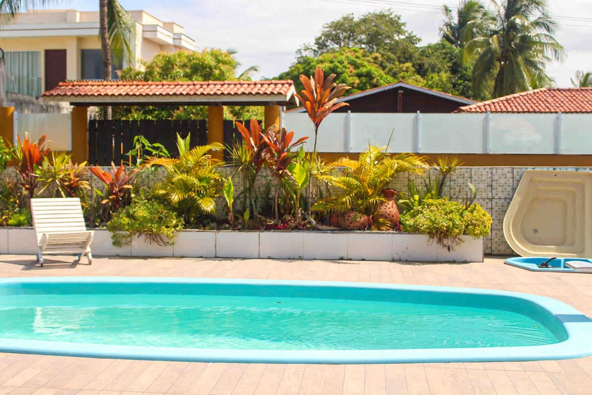 Casa com piscina, a poucos passos da praia