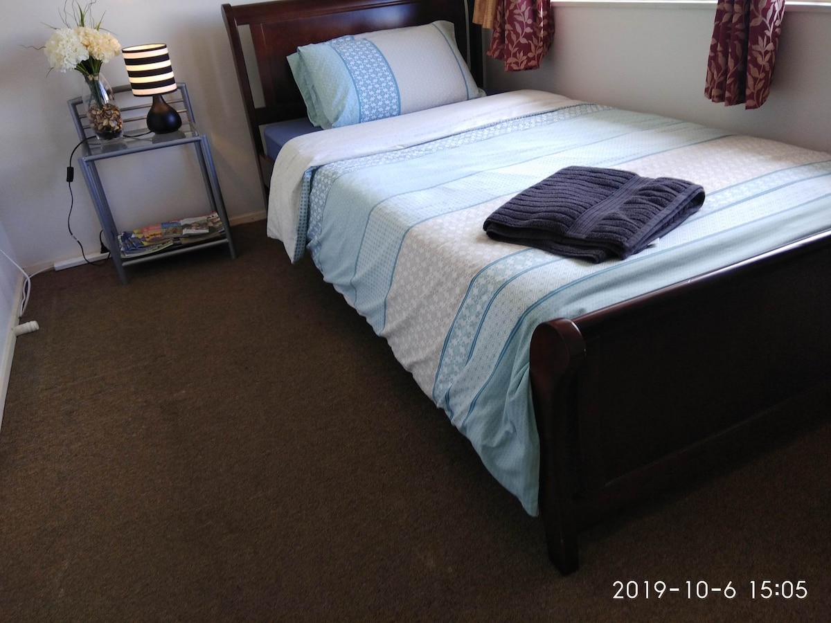 Budget friendly single room near the airport.