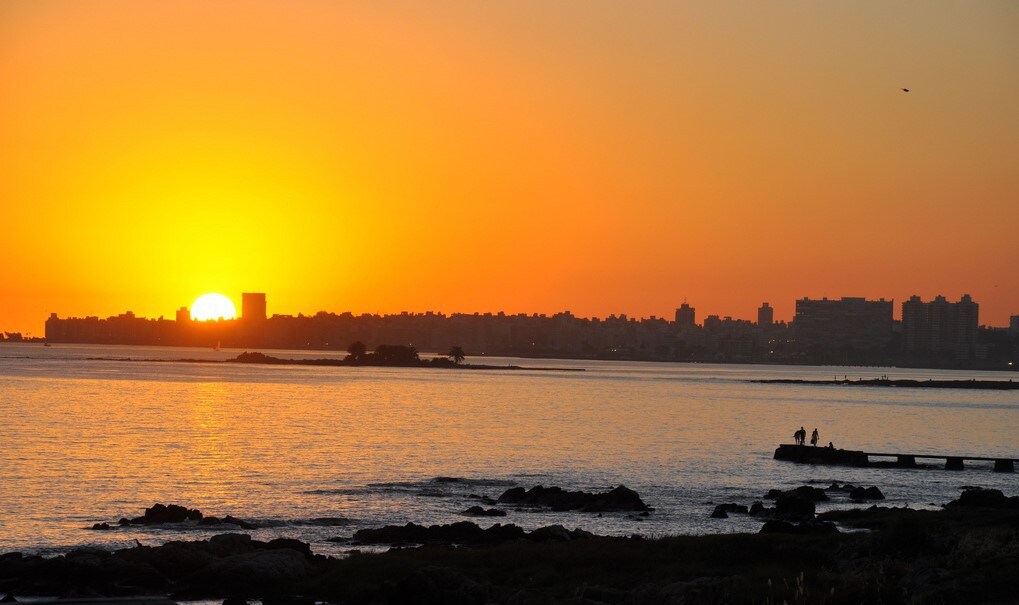 Casa con la mejor vista de  Montevideo. Sol y mar.