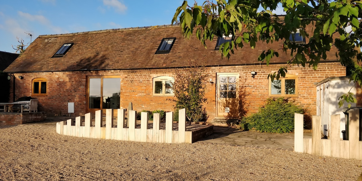 Paddock Barn, Bridgnorth ：现代化改造的谷仓