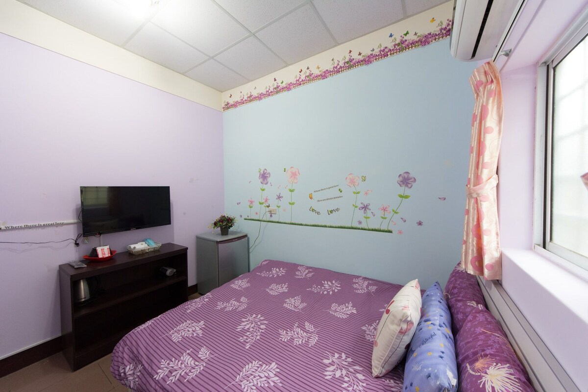 房間四週以白色為底，採用紫丁香花卉壁紙做為佈置。