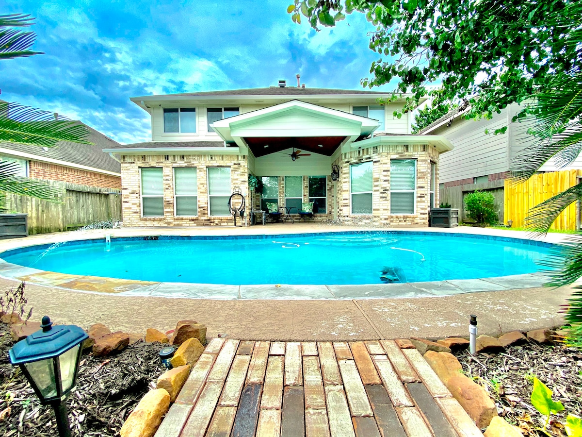 Cozy Home with Private Pool and Lake View.