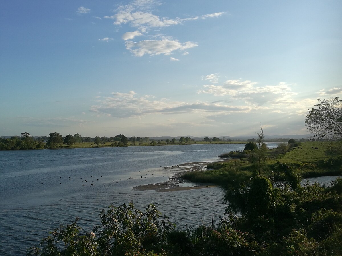 乡村环境，安静，河景