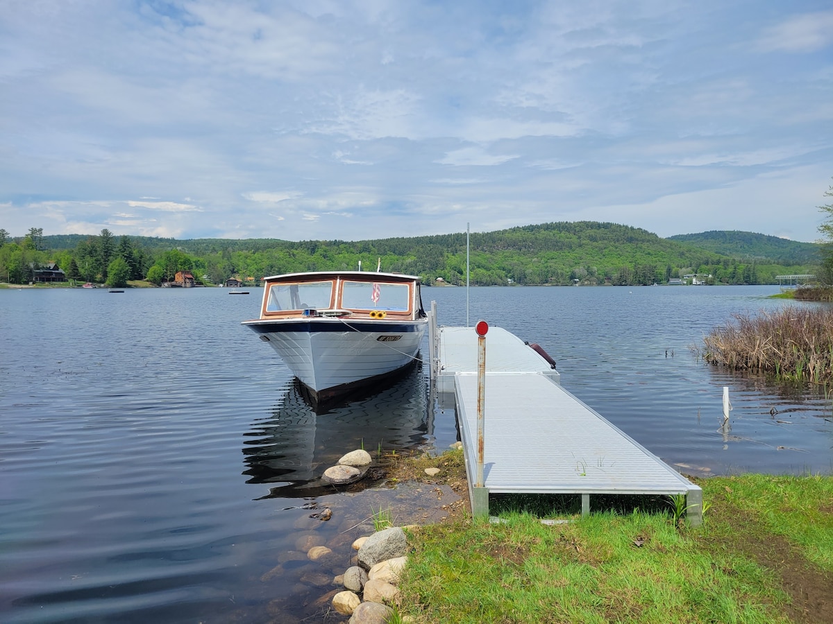 Lake front cottage with private dock &water access