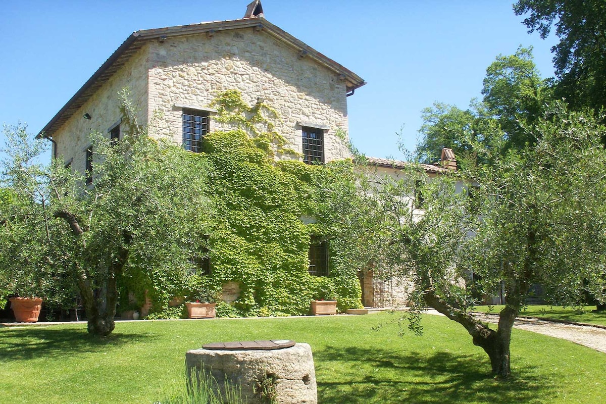 Luxury villa for 8-16 with infinity pool near Todi