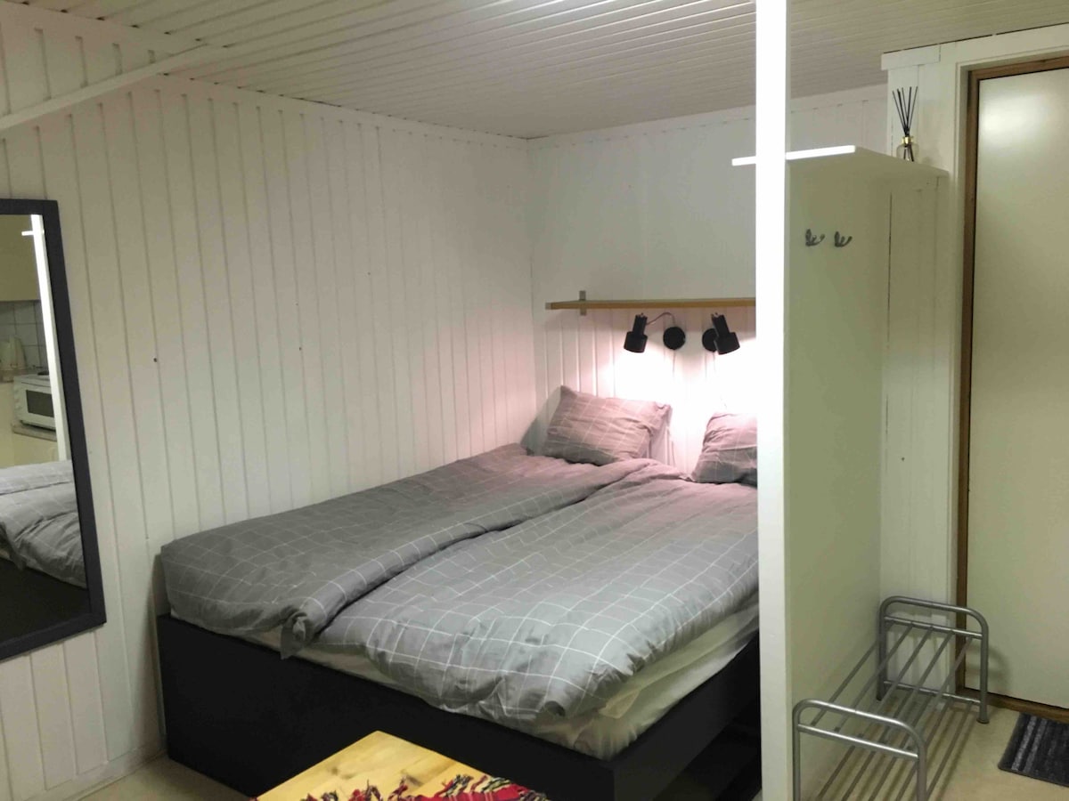 舒适的单间公寓，可供2人入住，靠近Östersund