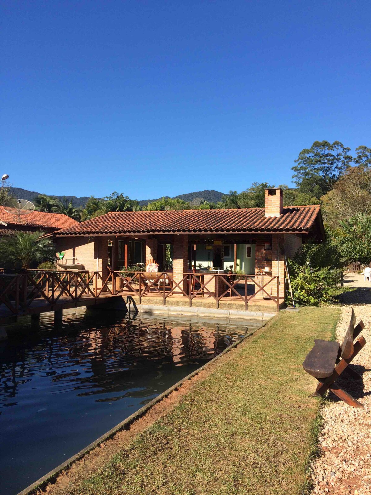 Casa de campo em uma chácara aconchegante.