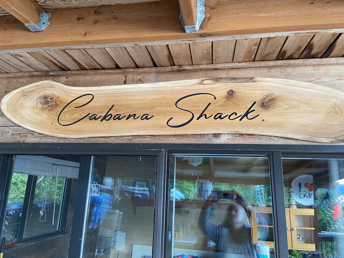 斯普罗特湖（ Sproat Lake ）上的Cabana Shack