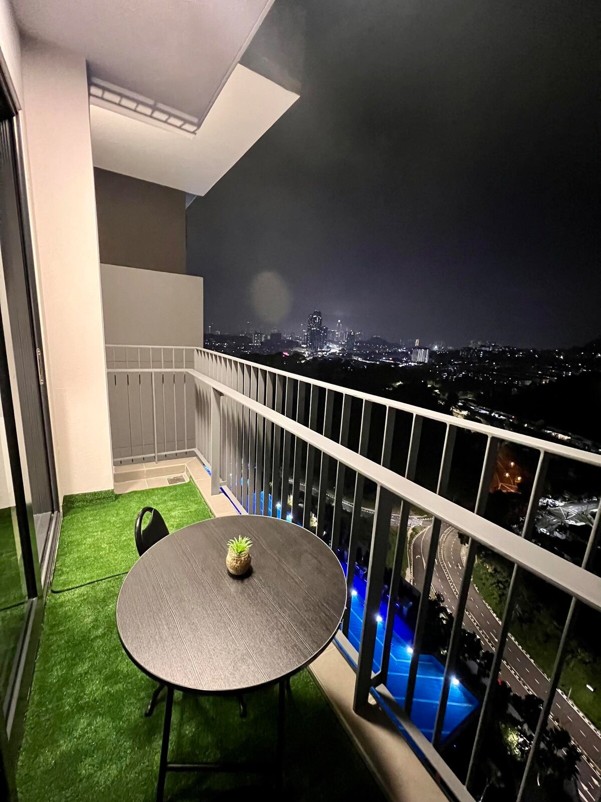 Cozy Retreat and Stunning Views - MRT connected