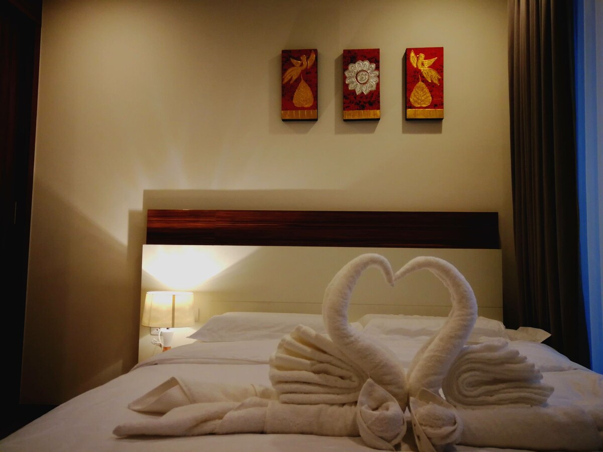 清迈城市中心高端公寓Astra Condo,毗邻香格里拉大酒店步行5分钟可到阿努善天天夜市。