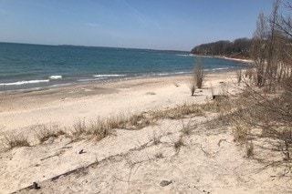 Cottage #1Lake Erie private beach , lakeside deck