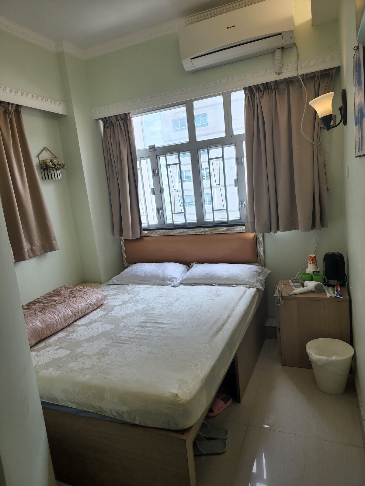 喜日賓館：9號房間豪華大床（Deluxe bed room )床寬150cm，獨立洗手間，大窗。