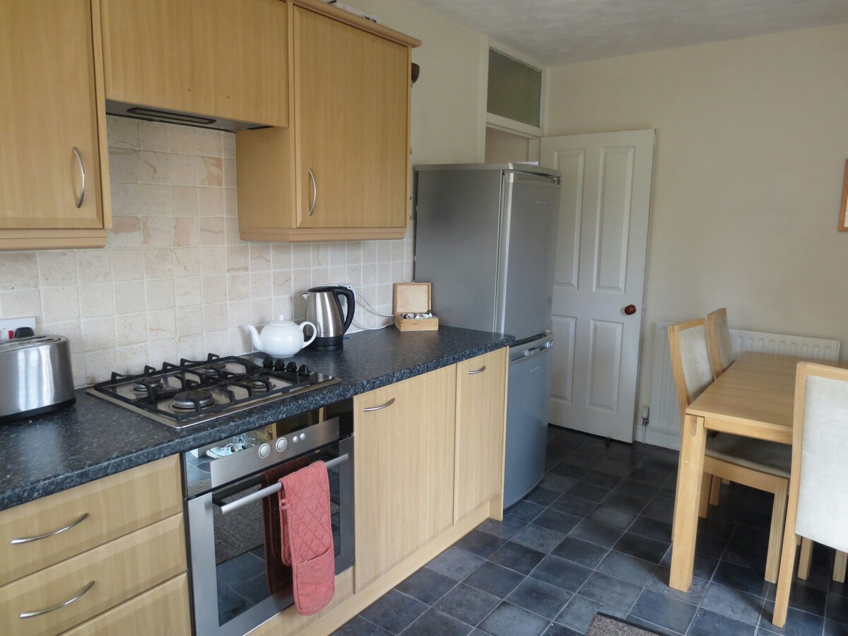 Town Centre Flat - With Parking and Garden