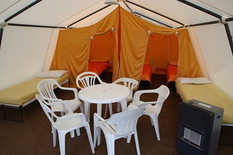 一套套房露营（ CampingShieling TENT ） ，可容纳4至6人。