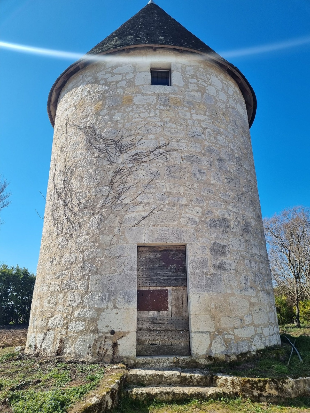 Chaleureux moulin en pierre avec maison attenante