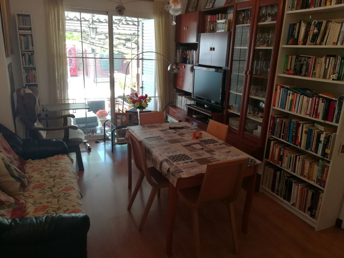 Affordable private room house with large patio