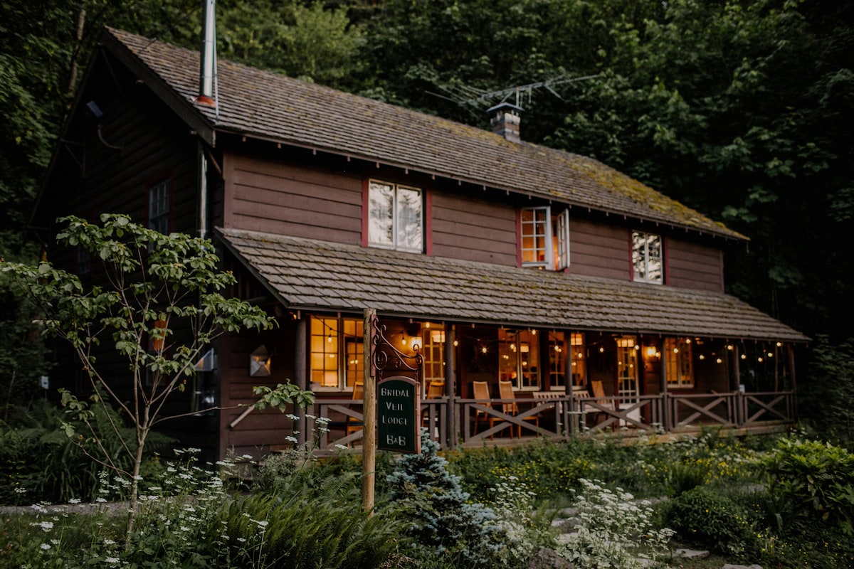 Historic Bridal Veil Lodge Cottage Room #2