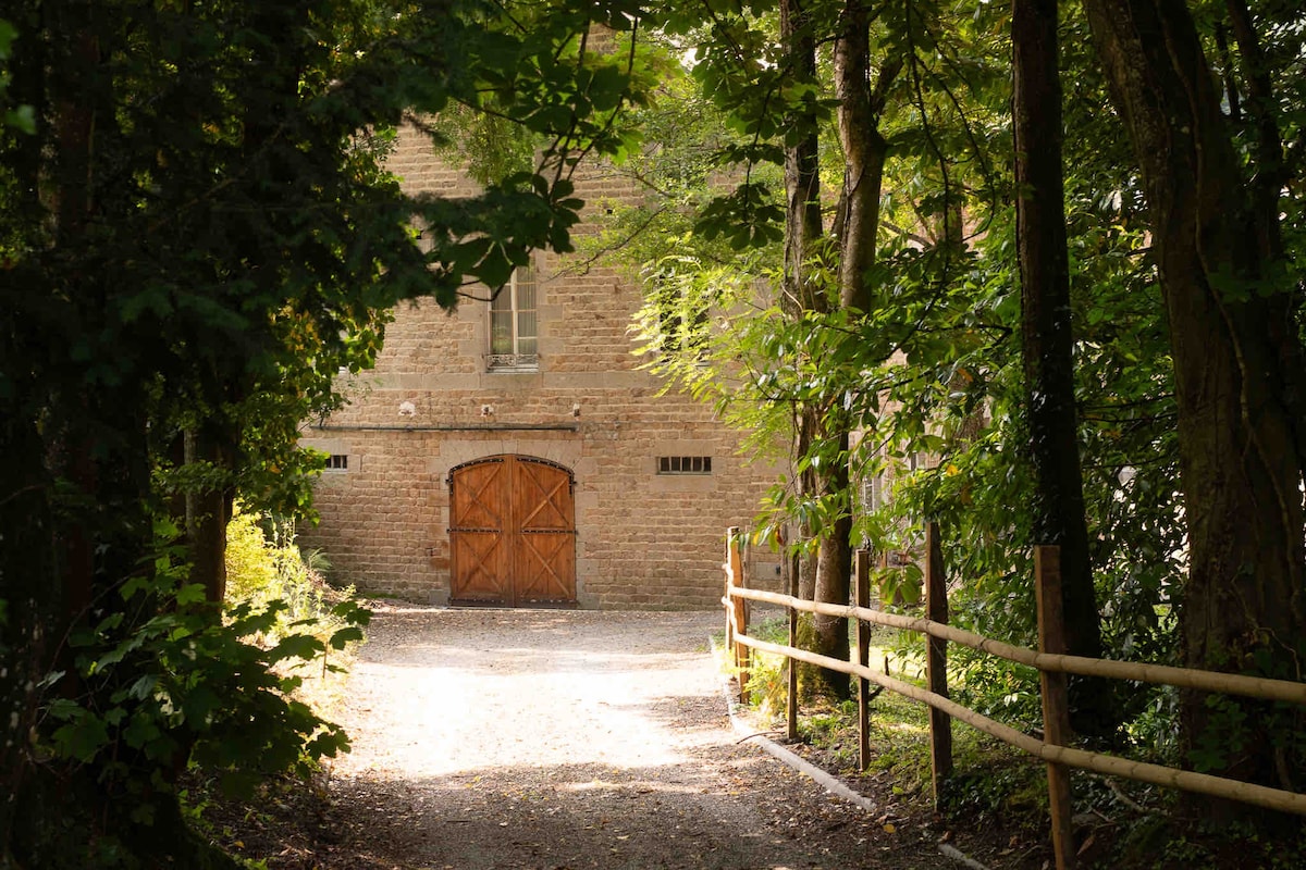 Beautiful, historic manoir in semi-rural setting