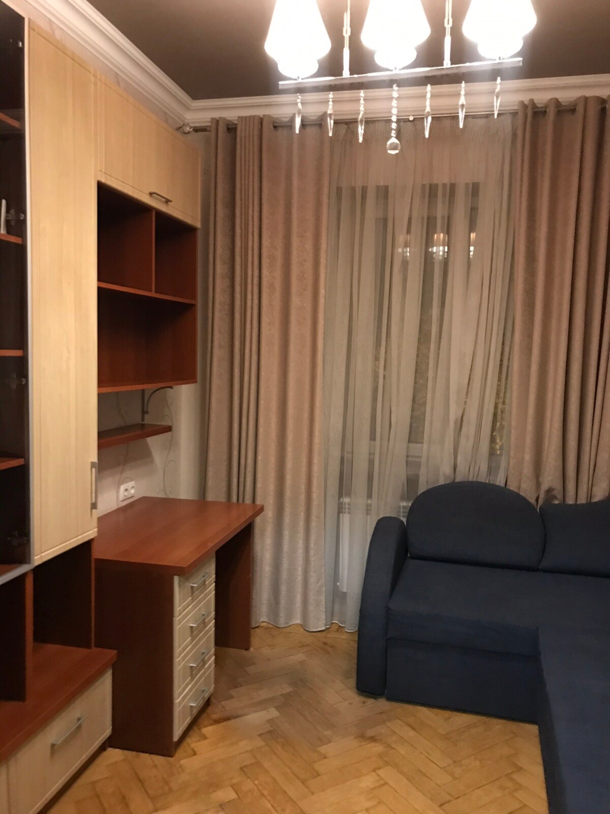 这套舒适的3卧室公寓位于哈尔科夫（ Kharkiv ）中心地带