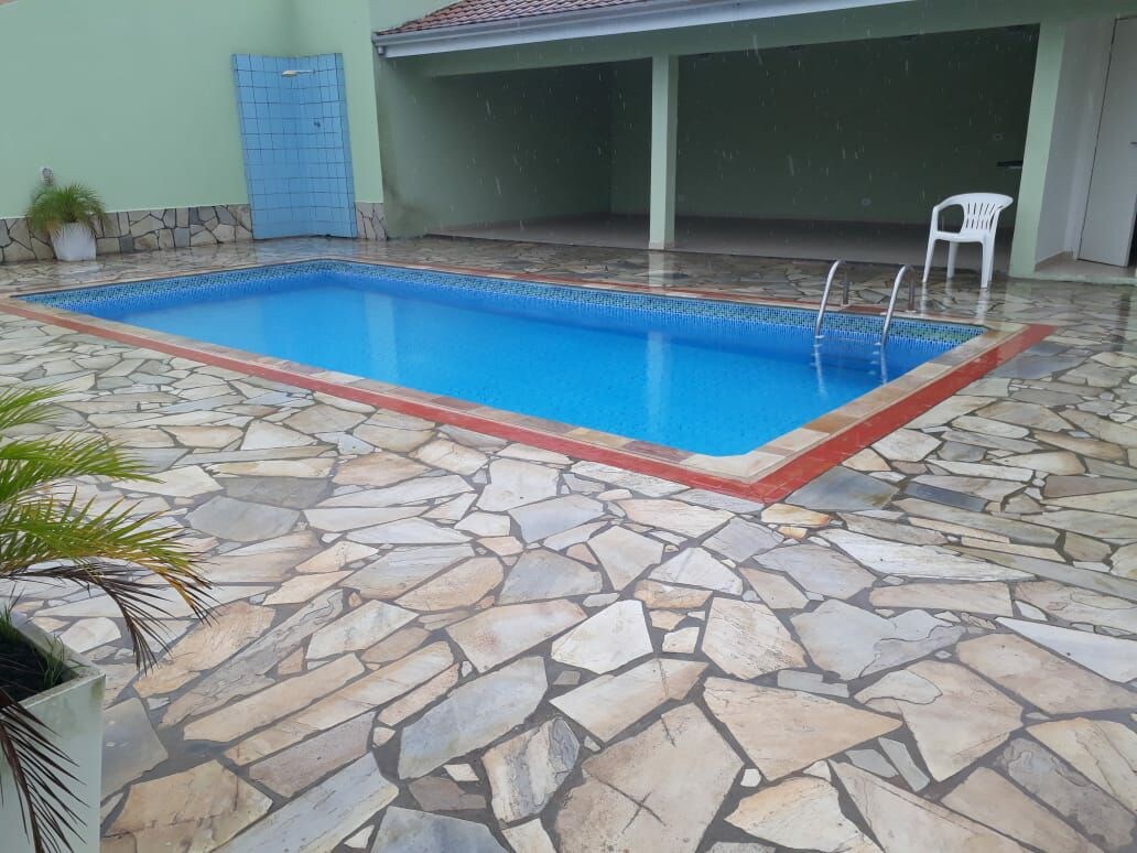 Casa nova no melhor de Caiobá com piscina e wifi