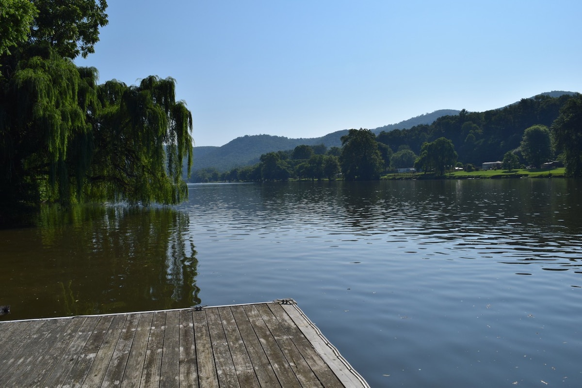 新河/克莱托湖（ Claytor Lake ）上的舒适海滨小屋