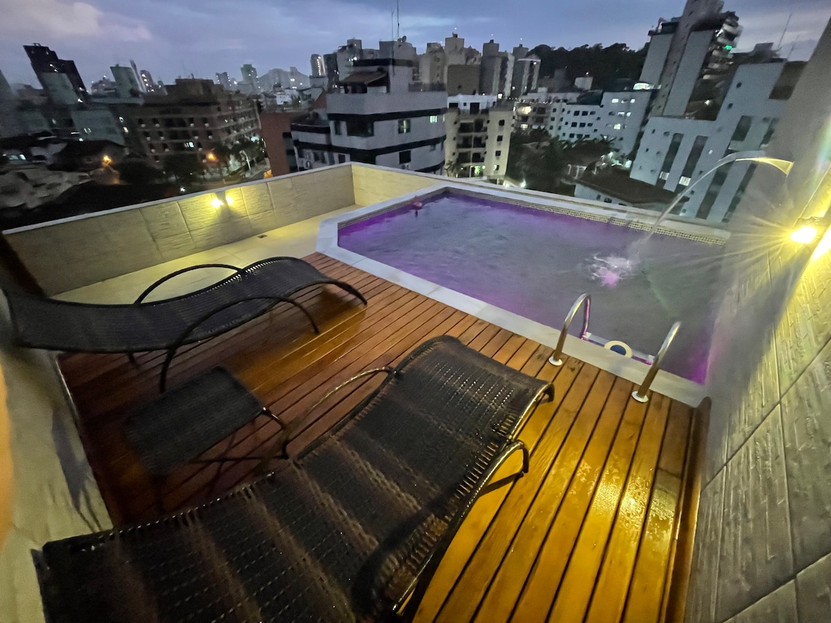 顶层公寓，配备私人泳池和烧烤设施