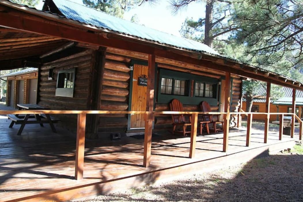 Hunter 's Retreat ，松树中的小屋