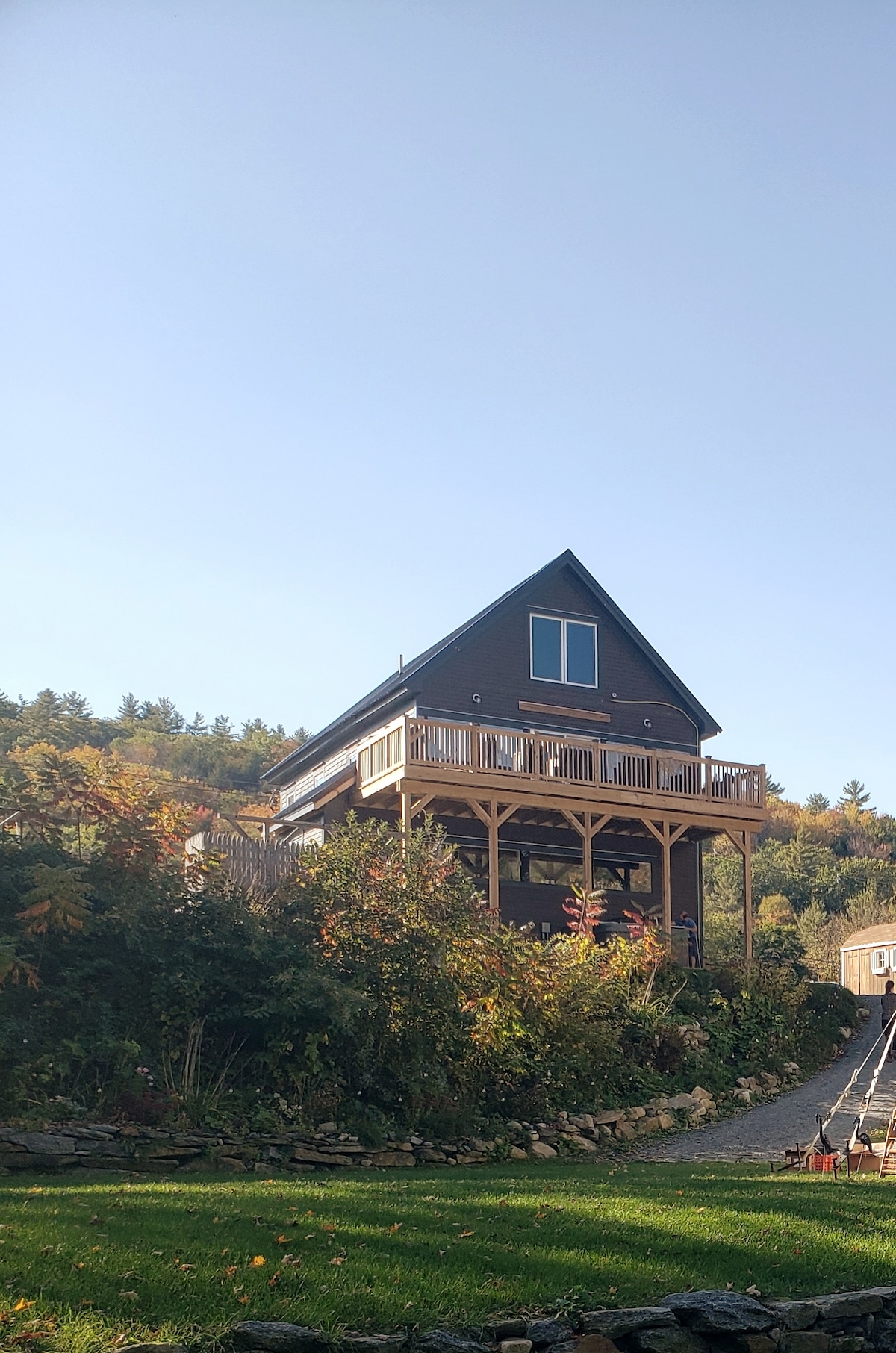 俯瞰河流的河畔热水浴缸甲板