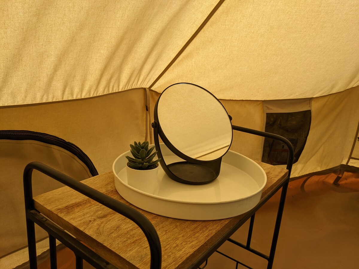 水边可爱的1卧室帐篷。