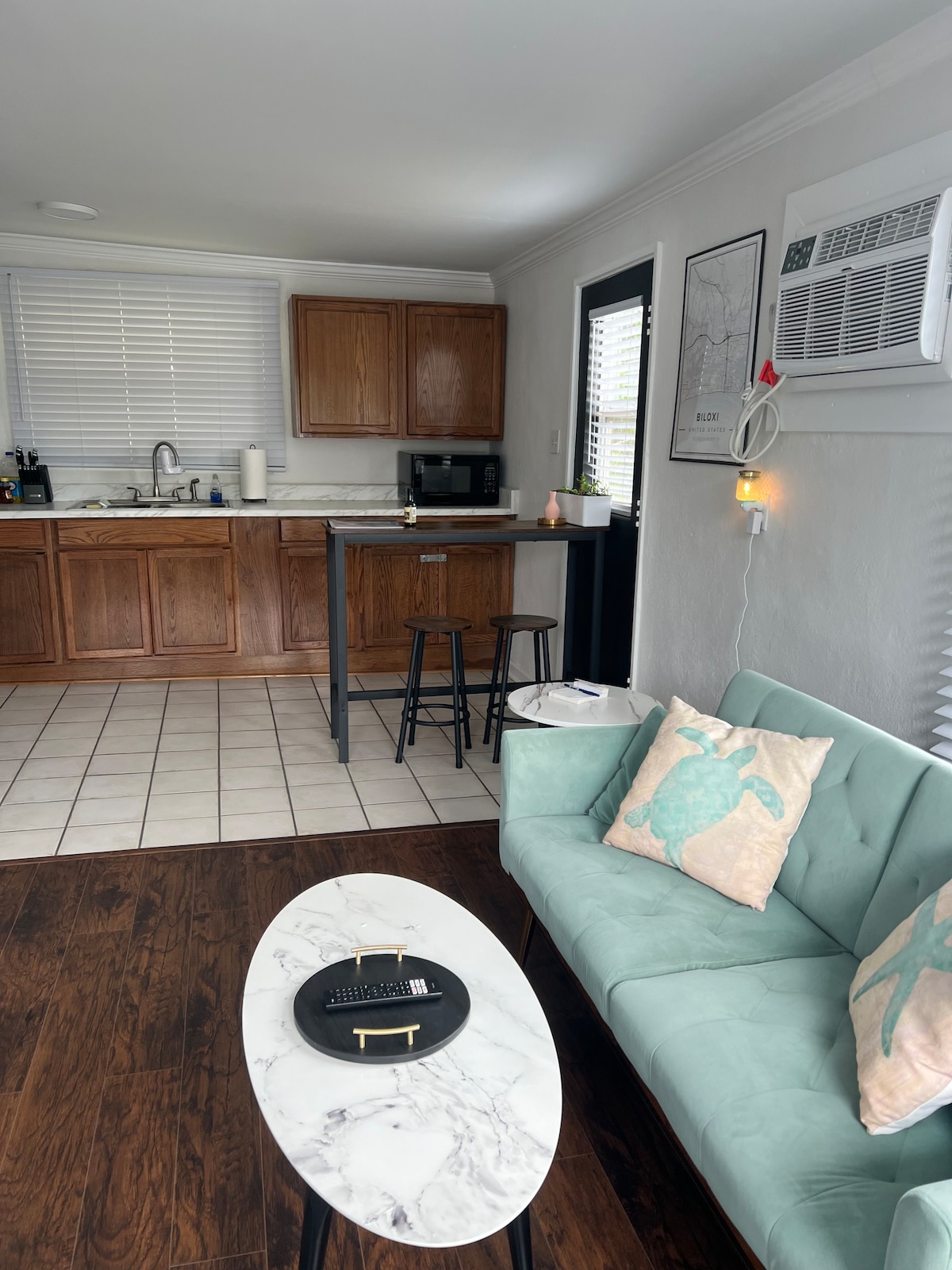 Cozy Apt. walk to Keesler AFB, beaches, and casino