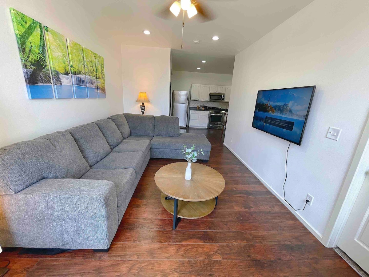 115#201 / Downtown Bliss / Sleeps 7 / free Parking