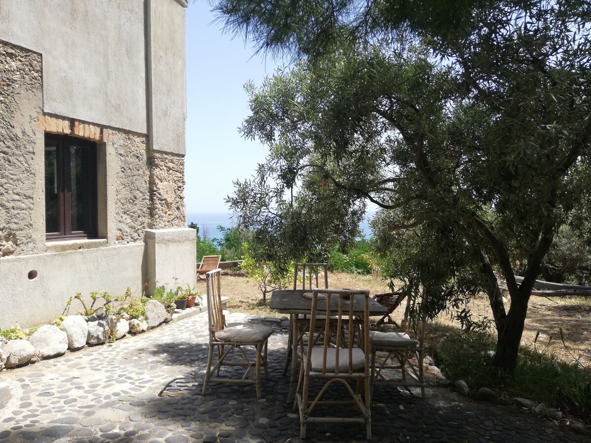 Maison sur colline vue sur mer panoramique