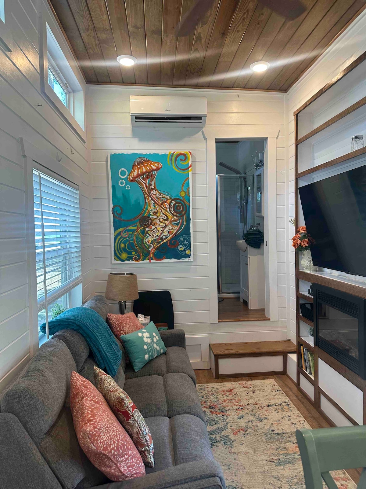 Tiny Home with Stunning Bay Views; 15 min to Beach