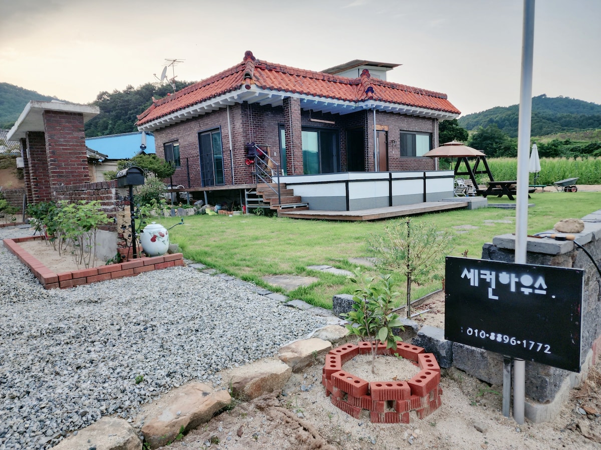 뷰 맛집 _ #기찻길 뷰 & 과수원 뷰 가 동시에 눈과 귀가 힐링 되는 숙소 입니다!