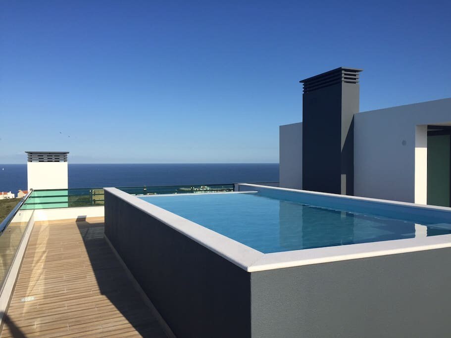 顶层公寓面积为300平方米，屋顶层设有游泳池。