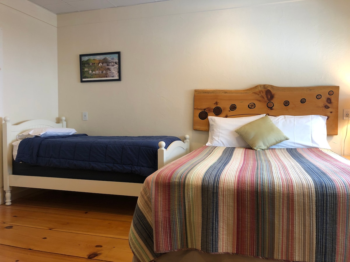 带独立卫生间的标准双人床和双人客房- Trailside Inn