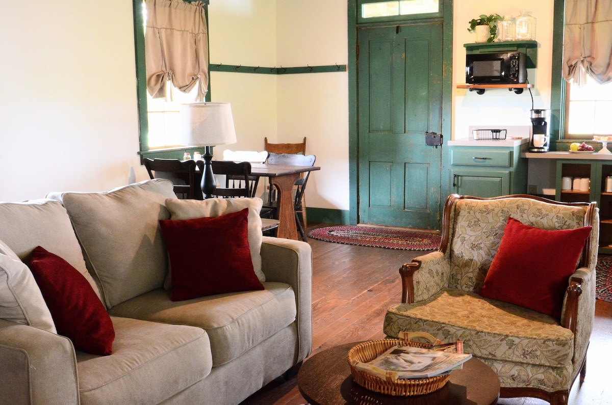 -Scenic historical charm-
Spruce Edge Guest House