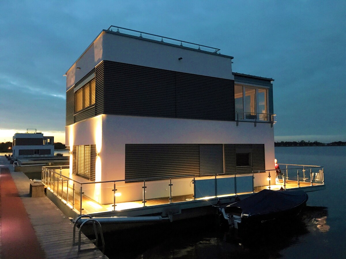 Robby II Floating House