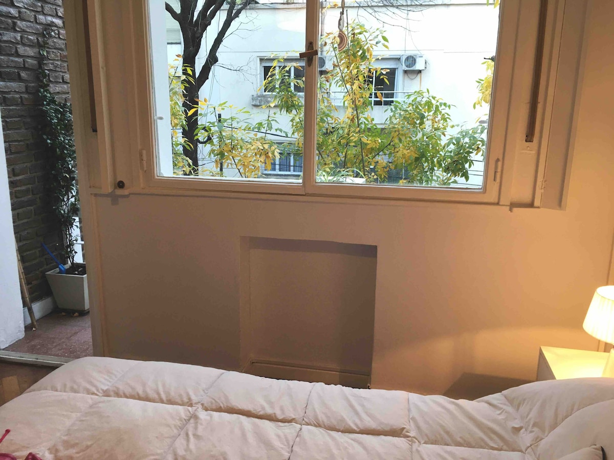 带阳台的明亮舒适的公寓。