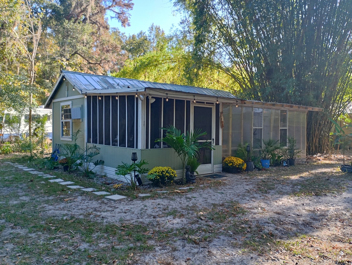 "Cowboy's Cabana" - Detached Suite w/ Pool & Porch