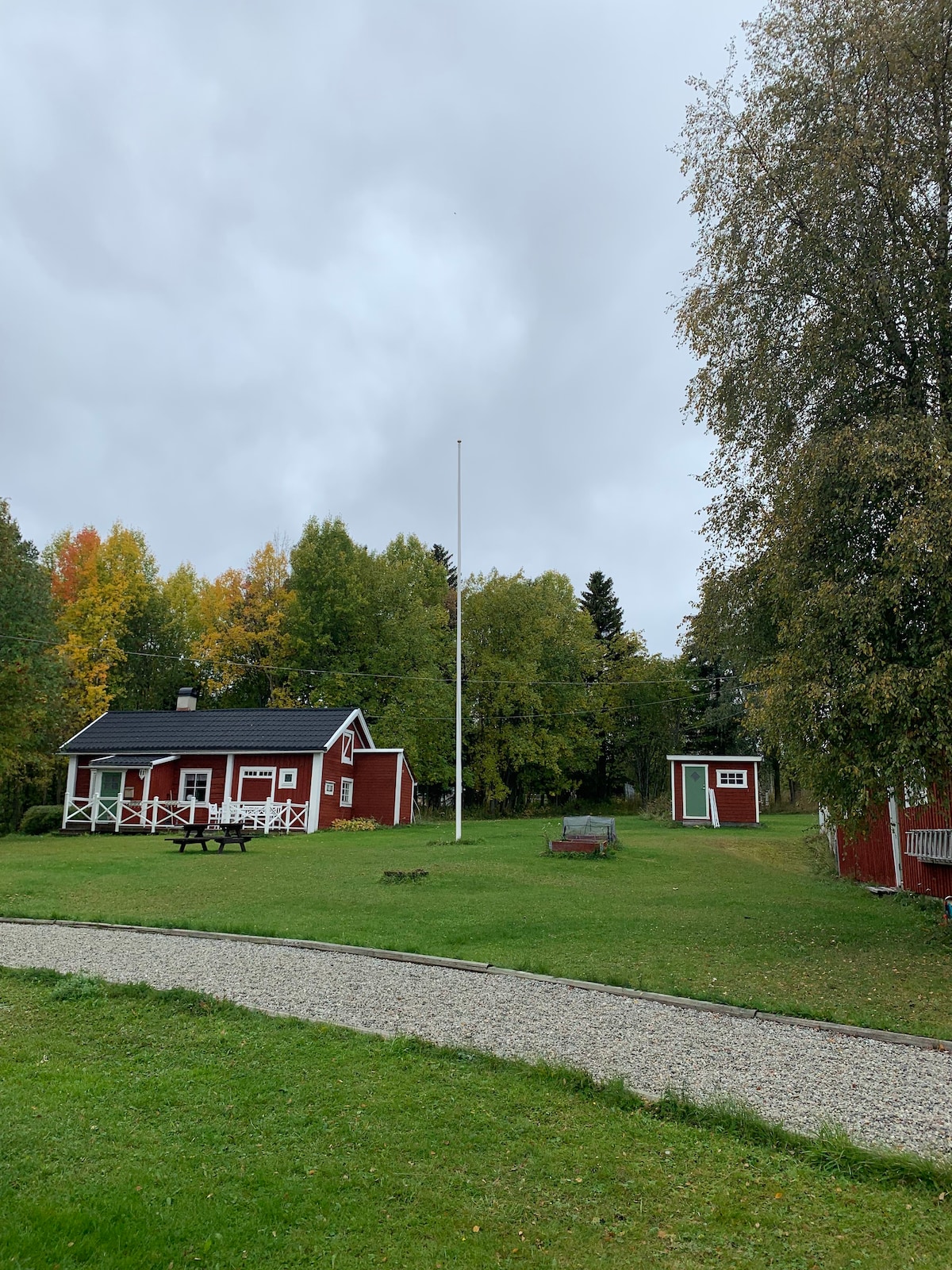 Mysig stuga på gård på Frösön.