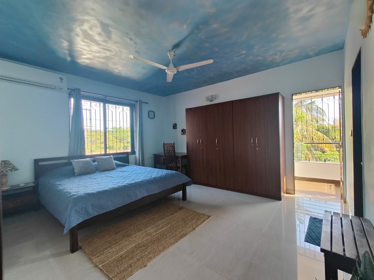 Spacious room| Close to beach| Pvt balcony| Quiet