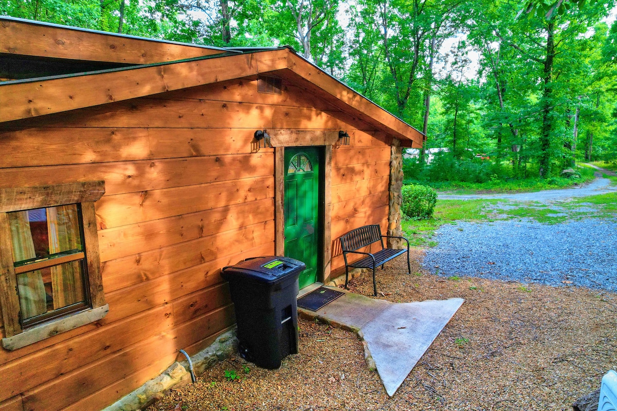 Creekside Cabin +HOT TUB 10min to strip+DWood